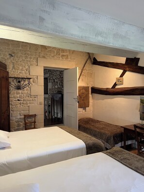 Classic-værelse til 3 personer - flere senge - udsigt til have | Individuelt design, individuel indretning, skrivebord