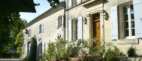 Vista frontal de la propiedad