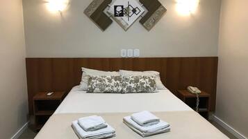 Quarto casal | Frigobar, escrivaninha, cortinas blackout, ferros/tábuas de passar roupa