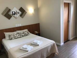 Minibar, desk, blackout curtains, iron/ironing board - Hotel Portal das Águas (Jaguariuna)