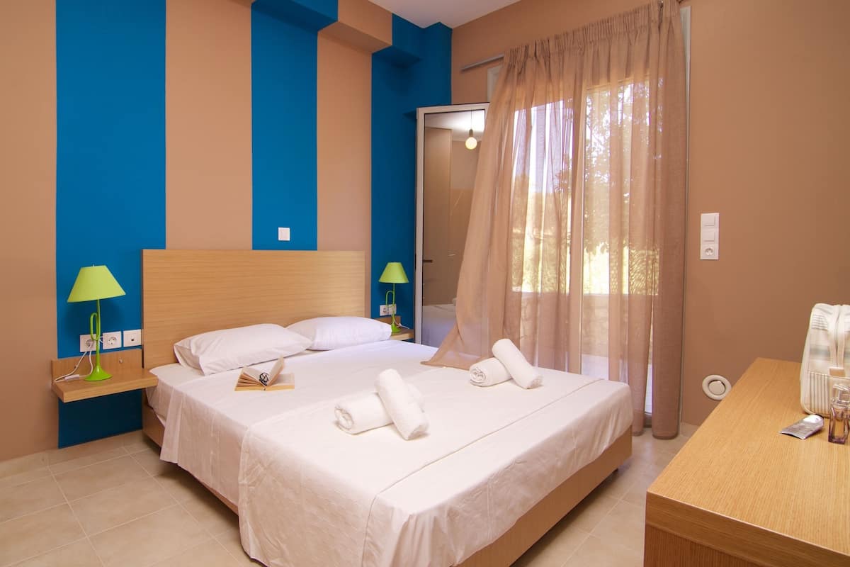 Egyptian cotton sheets, premium bedding, in-room safe, desk