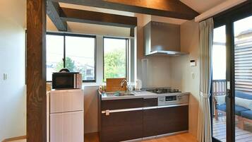 Réfrigérateur, micro-ondes, batterie de cuisine, vaisselle et ustensiles