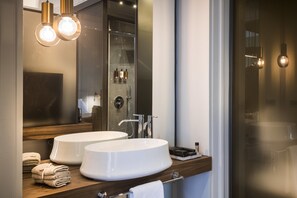 Junior Studio Suite, Balcony, City View | Bathroom | Rainfall showerhead, designer toiletries, hair dryer, slippers - inCanto (Palermo)