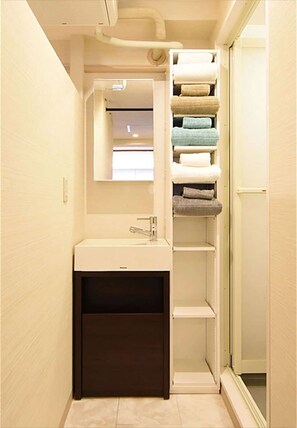 Shower, free toiletries, slippers - East Toranomon is the Central Tokyo (Minato-ku)