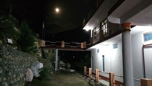 住宿正面 - 傍晚/夜晚