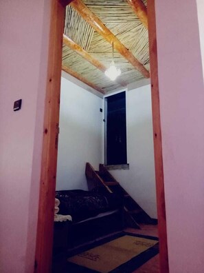 Quarto solteiro, 1 cama de solteiro, vista para a montanha | Escrivaninha, berços grátis, Wi-Fi de cortesia, roupa de cama