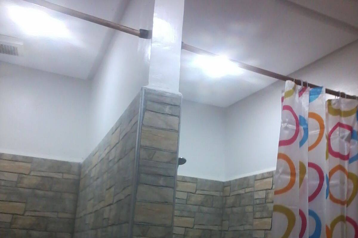 Habitación individual, 1 cama individual, vistas a la montaña | Baño | Ducha, artículos de higiene personal gratuitos y secador de pelo