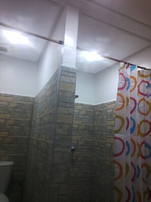 Habitación individual, 1 cama individual, vistas a la montaña | Baño | Ducha, artículos de higiene personal gratuitos y secador de pelo