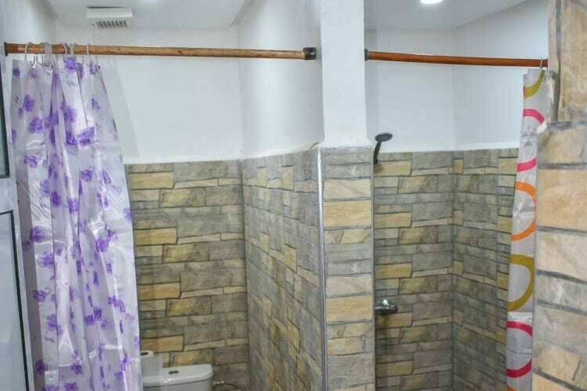 Habitación cuádruple, vistas a la montaña | Baño | Ducha, artículos de higiene personal gratuitos y secador de pelo