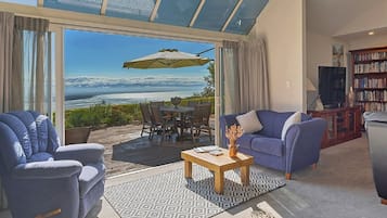 Älytelevisio, takka, DVD-soitin, stereot