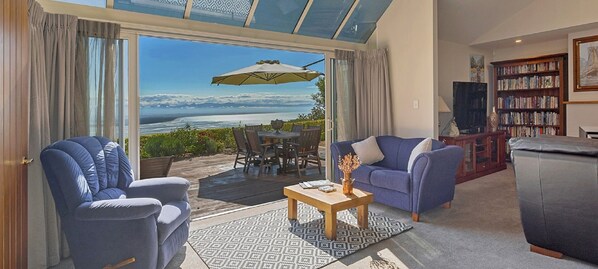 Smart-tv, een open haard, een dvd-speler en een stereo