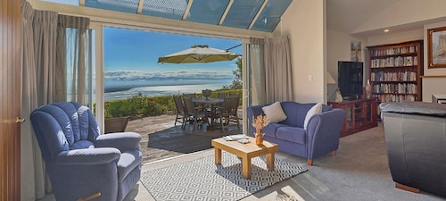 "Bay Dreamer: Your Spacious and Bright Nelson Getaway"