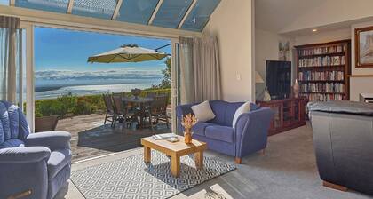"Bay Dreamer: Your Spacious and Bright Nelson Getaway"