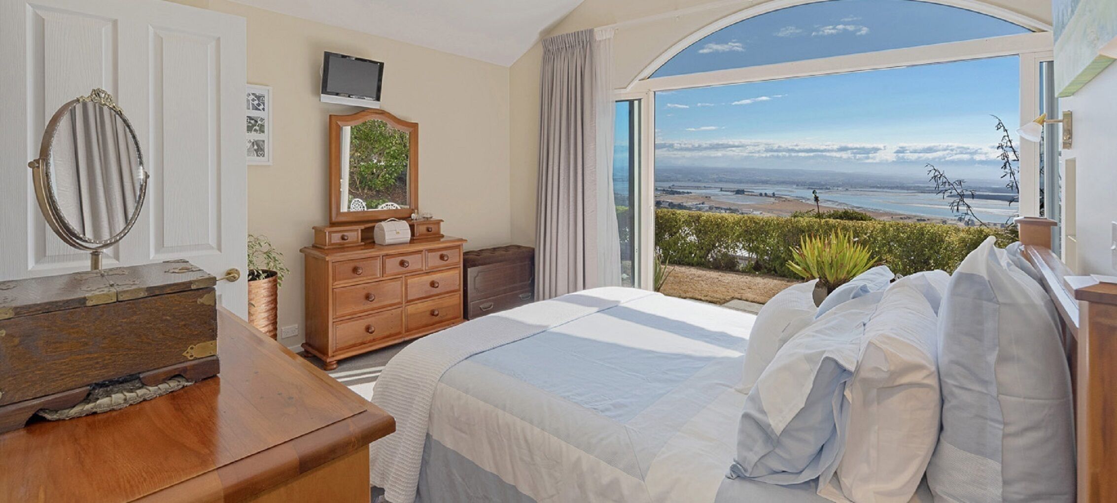 4 dormitoris, caixa forta a l'habitació i planxa i posts de planxar 