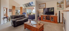 Smart-tv, een open haard, een dvd-speler en een stereo