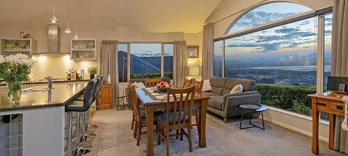 "Bay Dreamer: Your Spacious and Bright Nelson Getaway"