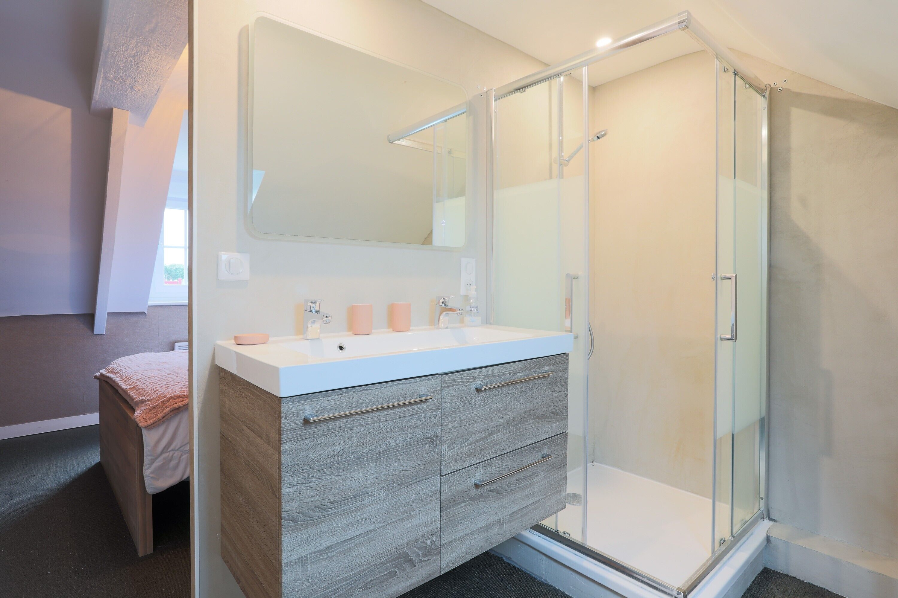 Bathtub, free toiletries, hair dryer