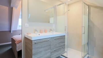 Bathtub, free toiletries, hair dryer