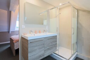 Een bad, gratis toiletartikelen, een haardroger