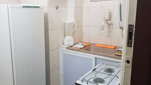 Apartment (522) | Private kitchen | Full-size fridge, microwave, oven - Studio em Praia de Botafogo (Rio de Janeiro)