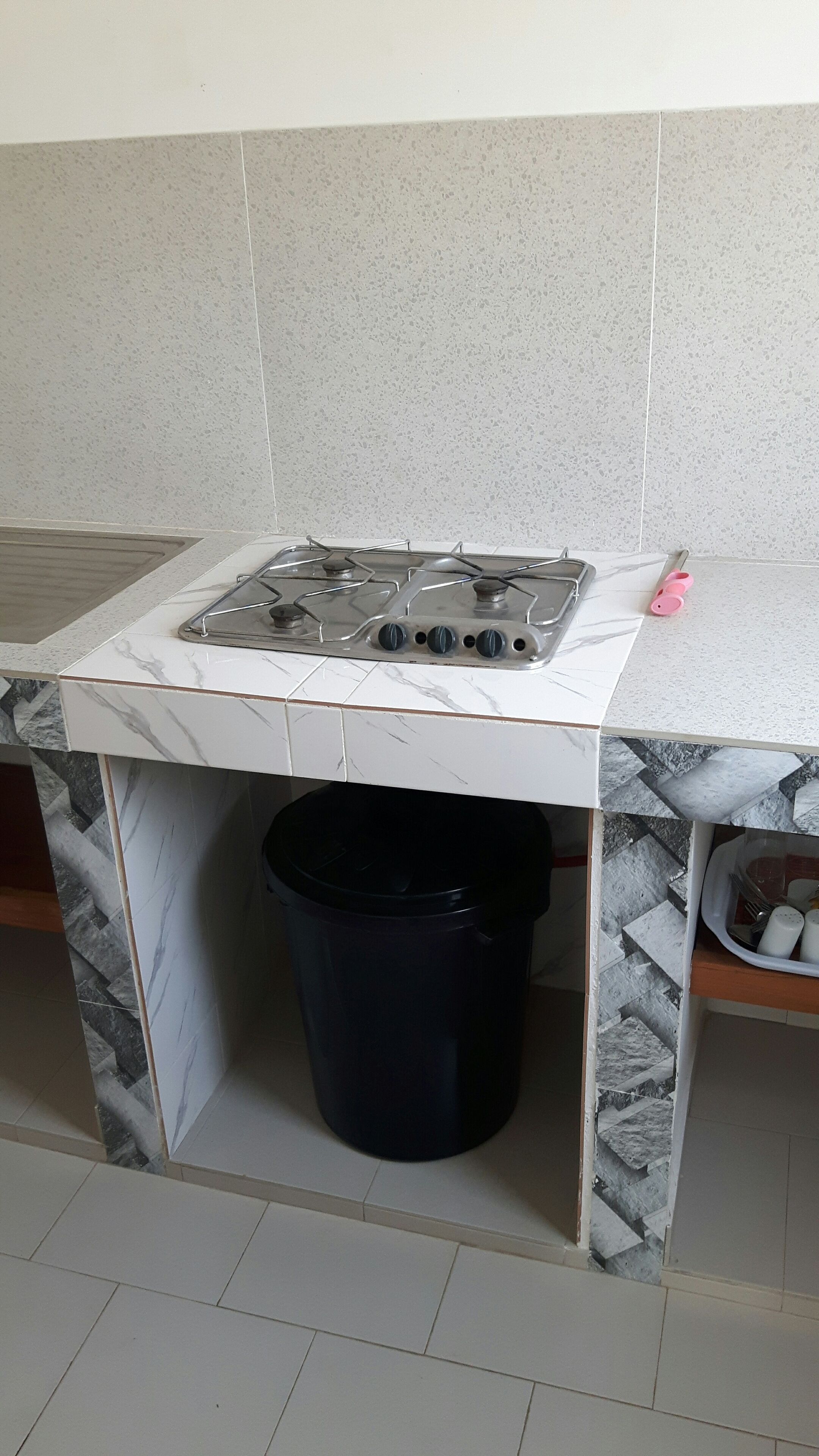 Kühlschrank, Mikrowelle, Herdplatte, Kochgeschirr/Geschirr/Besteck