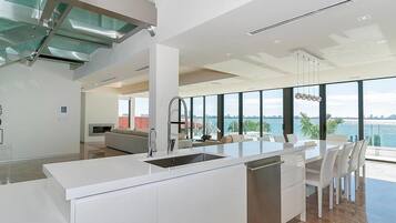 Biệt thự (5 Bedrooms) | Bếp riêng | Tủ lạnh, lò vi sóng, lò nướng