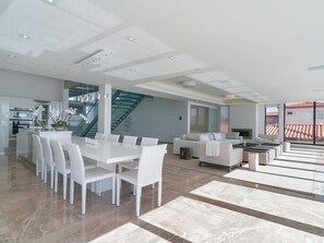 Villa (5 Bedrooms) | Living area