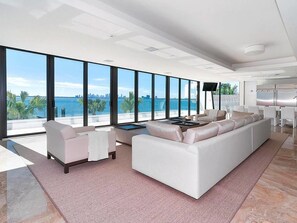 Villa (5 Bedrooms) | Living room