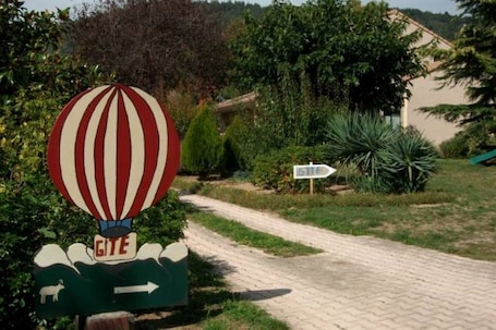 Enceinte de l’hébergement. Gîte indépendant en Ardeche Verte à 5km de Peaugres