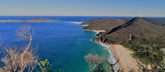 SHOAL BAY RETREAT Unit 1 - doggie friendly duplex villa - 100m to beach