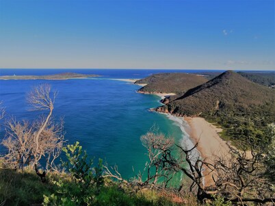 SHOAL BAY RETREAT Unit 1 - doggie friendly duplex villa - 100m to beach