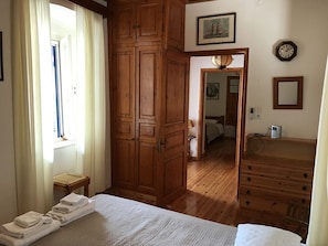 3 Schlafzimmer, Schreibtisch, Bügeleisen/Bügelbrett, WLAN