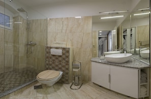 Luxury-Apartment, 1 King-Bett und Schlafsofa | Badezimmer | Regendusche, kostenlose Toilettenartikel, Haartrockner, Handtücher