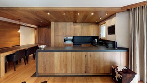 Een moderne keuken met houten kastjes, een centraal eiland en inbouwapparatuur.