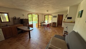 Una cocina con comedor, un sofá y vistas al exterior.