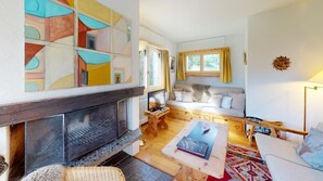 Fernseher, Kamin, DVD-Player, Stereoanlage