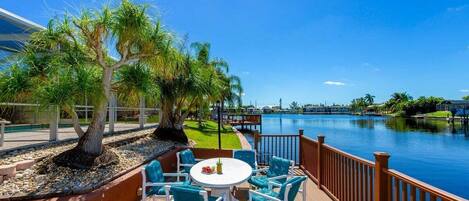 屋外ダイニングエリア