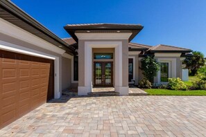Exterior detail - Coral Paradise- Salt Water Pool - baby fence (Cape Coral)