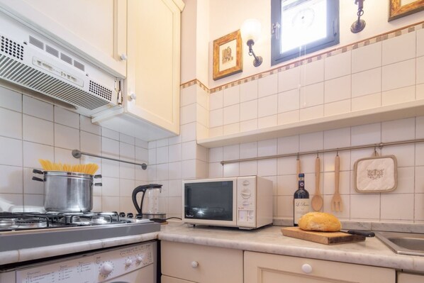 Frigorifero, microonde, forno, piano cottura
