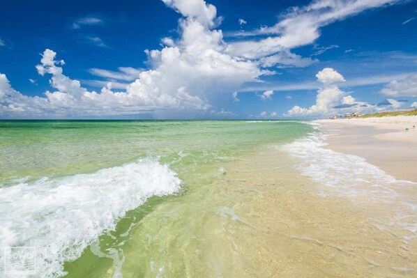 Beach nearby, sun-loungers - 8 Bedrooms, Private Heated Pool - optional, Golf Cart Included, Sleeps 16 (Watersound)