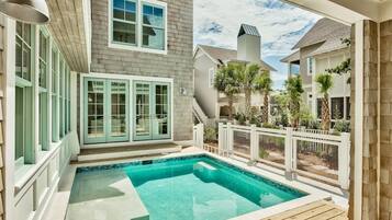 Alberca al aire libre y alberca climatizada