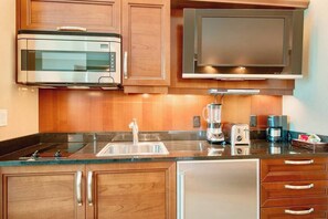 Fridge, microwave, stovetop, coffee/tea maker - No Resort Fee ! Strip View Suite - Pools & Parking (Las Vegas)