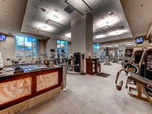 Fitness facility - No Resort Fee ! Strip View Suite - Pools & Parking (Las Vegas)