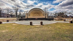 Um parque com uma grande estrutura memorial em arco.