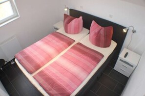 2 bedrooms, iron/ironing board, WiFi, bed sheets