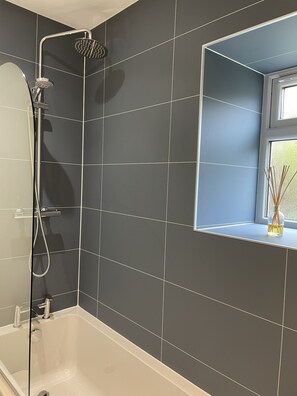 Ensemble douche/baignoire, sèche-cheveux, serviettes fournies, savon