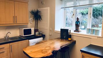 Een koelkast, een magnetron, een oven, een kookplaat