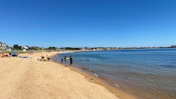 Vlak bij het strand, ligstoelen aan het strand, strandlakens
