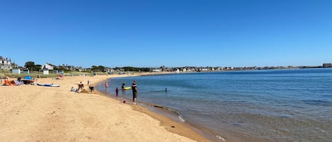 Beach nearby, sun loungers, beach towels