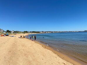 Beach nearby, sun loungers, beach towels